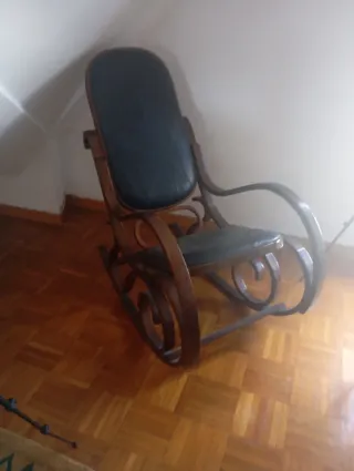 Mecedora antigua de piel y madera