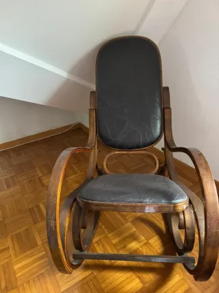 Mecedora antigua de piel y madera