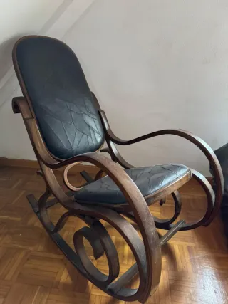 Mecedora antigua de piel y madera