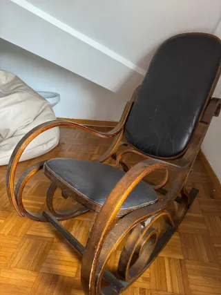 Mecedora antigua de piel y madera
