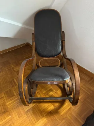 Mecedora antigua de piel y madera