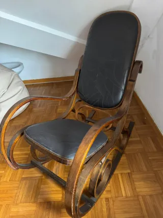 Mecedora antigua de piel y madera