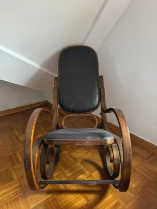 Mecedora antigua de piel y madera