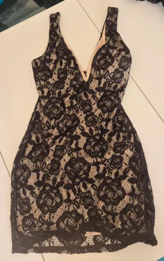 Abito da cocktail molto sexy, con scollo profondo