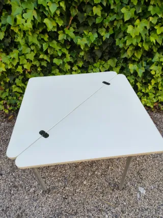 Mesa plegable triangular beige y gris