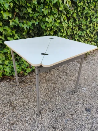 Mesa plegable triangular beige y gris