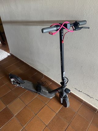 Patinete eléctrico con cargador