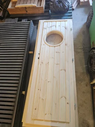 Puerta de madera para sauna con ventana redonda