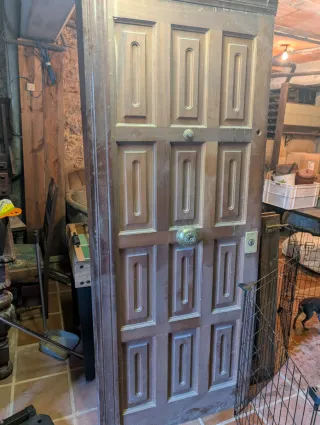 Puerta de madera maciza