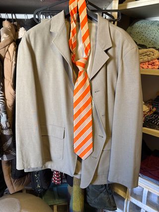 Traje de verano beige con corbata naranja