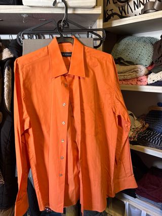 Traje de verano beige con corbata naranja