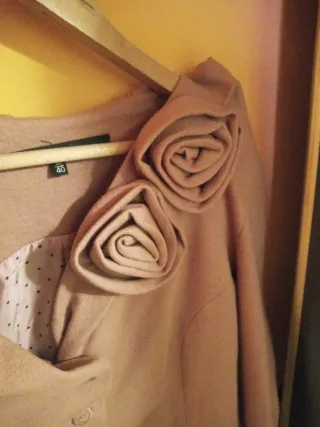 Chaqueta elegante mujer beige flores