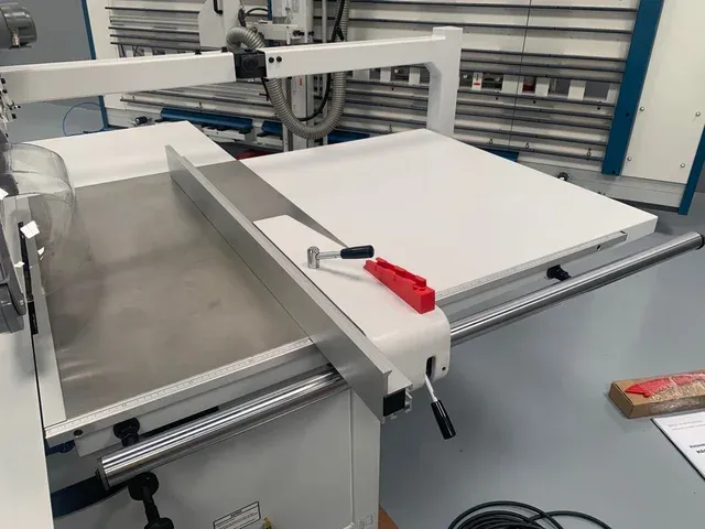 Escuadradora HÄRNNETT modelo KS 132C