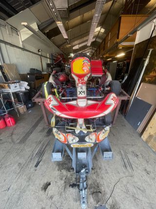 2 karts de marchas Birel y CRG con remolque