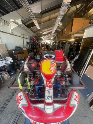 2 karts de marchas Birel y CRG con remolque