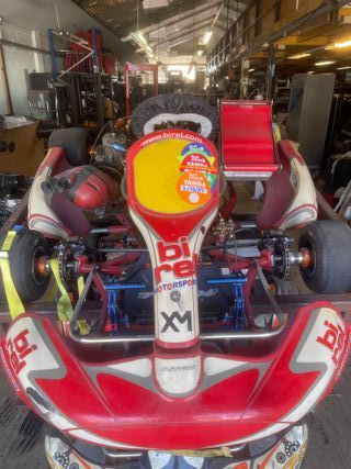 2 karts de marchas Birel y CRG con remolque