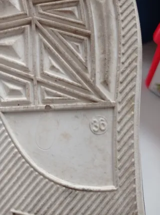 Zapatillas negras con detalles naranjas