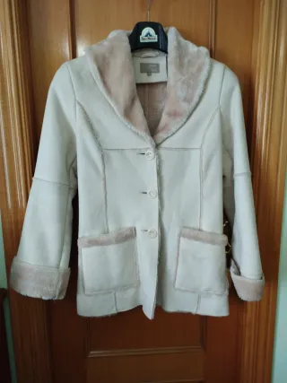 Abrigo marfil con cuello de pelo