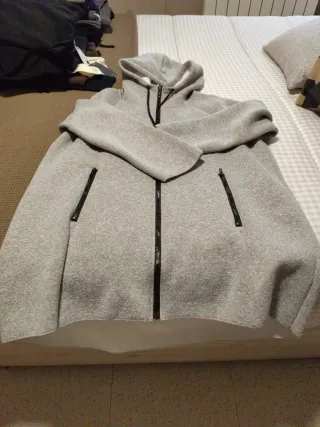 Chaqueta gris afelpada calentita