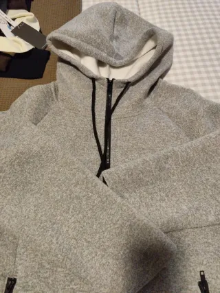 Chaqueta gris afelpada calentita