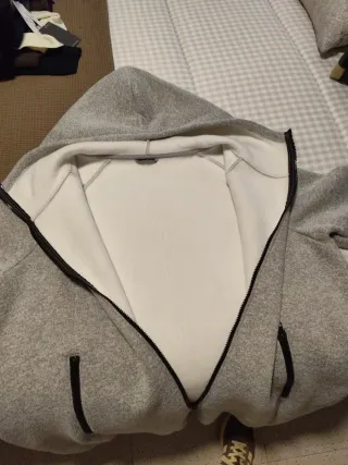 Chaqueta gris afelpada calentita