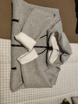 Chaqueta gris afelpada calentita