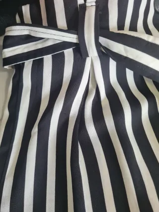 Pantalón rayas blanco y negro.
