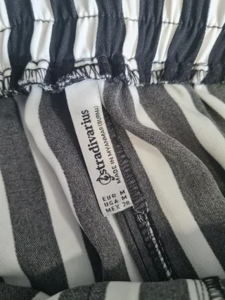 Pantalón rayas blanco y negro.