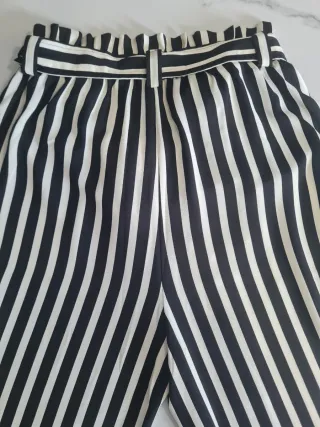 Pantalón rayas blanco y negro.