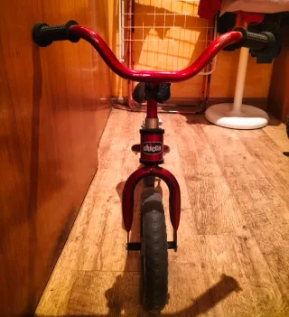 Bicicleta sin pedales Chicco roja
