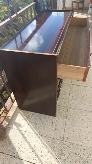 Mueble de madera con cajones y metal