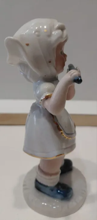 Statuetta bambina con flauto in ceramica