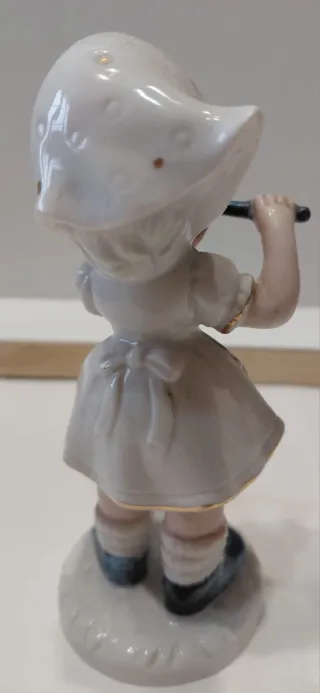 Statuetta bambina con flauto in ceramica