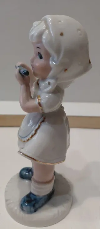 Statuetta bambina con flauto in ceramica