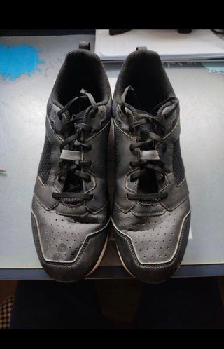 Zapatillas negras para ciclismo y calas