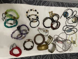 Lote pulseras y colgantes varios