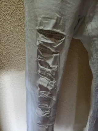 Pantalón pitillo blanco roto