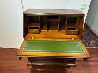 Secreter de madera con escritorio en piel verde