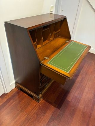 Secreter de madera con escritorio en piel verde