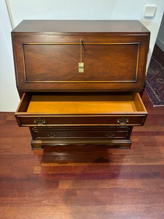 Secreter de madera con escritorio en piel verde