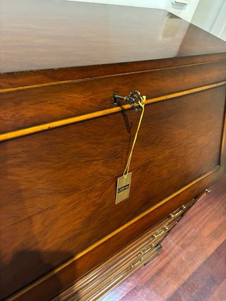 Secreter de madera con escritorio en piel verde