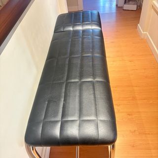 Camilla de polipiel en perfecto estado.