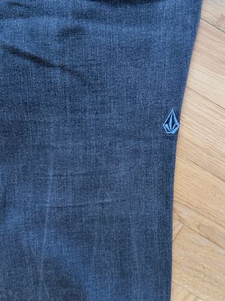 Pantalón VOLCOM, slim, talla 31=44cm, buen estado