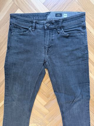 Pantalón VOLCOM, slim, talla 31=44cm, buen estado