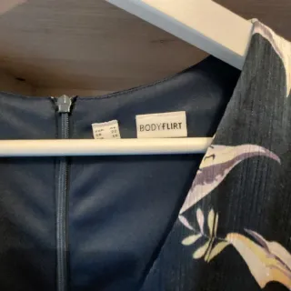 Vestido floral azul y morado