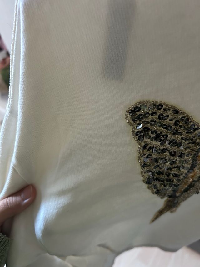 Camiseta blanca con pájaros dorados