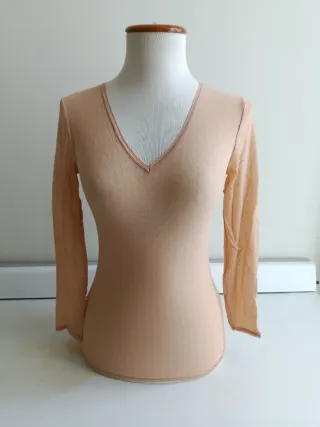 Camiseta blonda escote pico manga larga