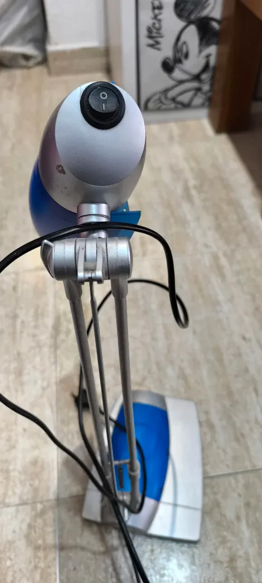 Lámpara de escritorio azul y plateada