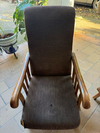 Juego butacas de madera y pana marrón.