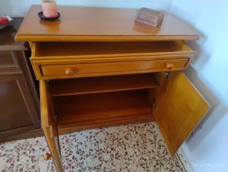 Mueble de madera marrón